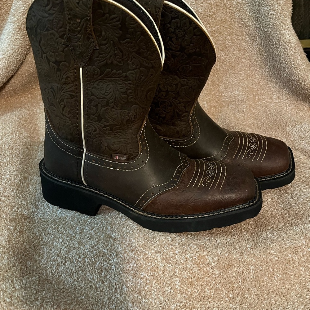 Women’s Justin western/work boots. Size 10B